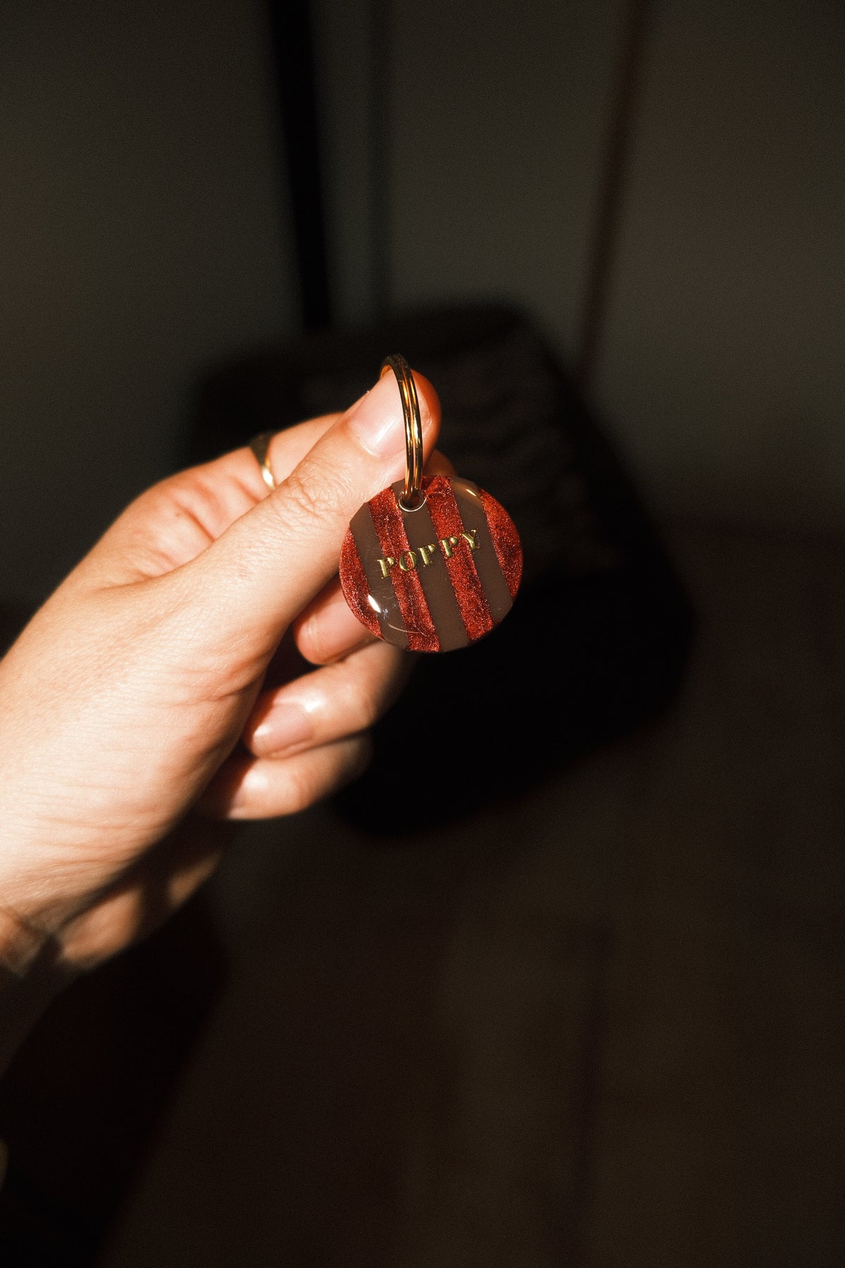 Médaille rayée chocolat & bordeaux